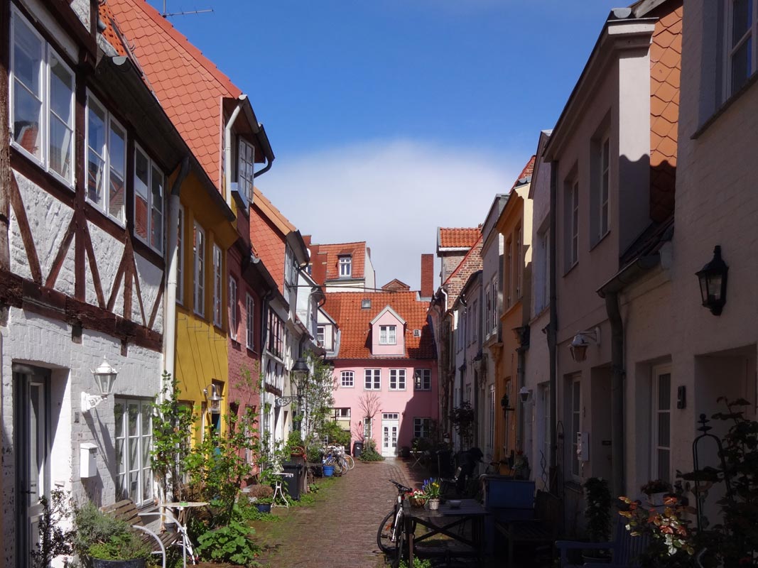 Schmale Gassen und malerische Hinterhöfe in Lübeck