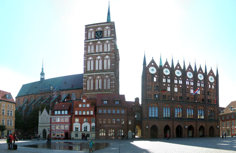 Alter Markt in Stralsund. St. Nikolai Kirche und Rathaus