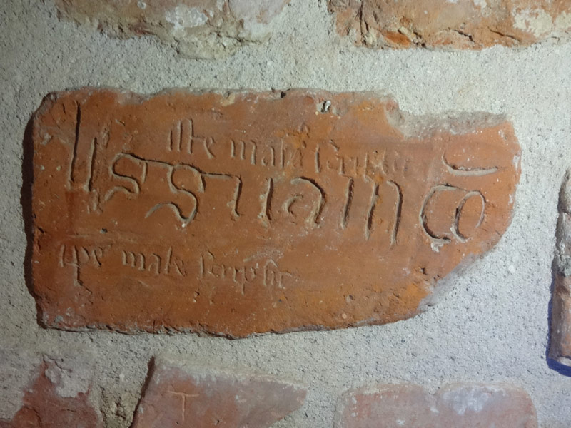 Ziegelstein mit Inschrift